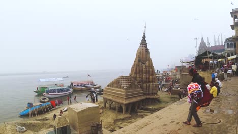 Manikarnika-Tempel-Am-Ghat-Des-Ganga-Flusses-In-Banaras-Oder-Varanasi-In-Uttar-Pradesh,-Indien