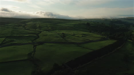 Establecimiento-De-Disparos-Con-Drones-Sobre-Las-Colinas-De-Los-Valles-De-Yorkshire-En-Una-Mañana-Nublada
