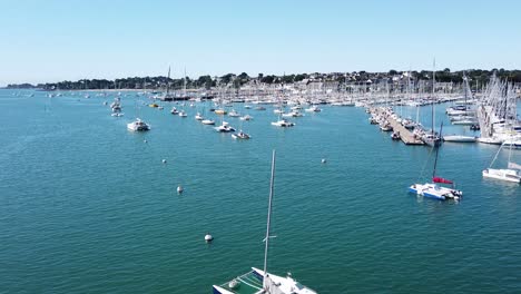 Panoramablick-Auf-Den-Hafen-Von-La-Trinité-sur-Mer,-Bretagne,-Frankreich