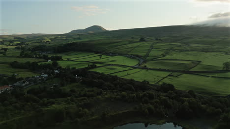 Einrichtung-Eines-Drohnenschusses-über-Den-Hügeln-Des-Yorkshire-Dales-Nationalparks