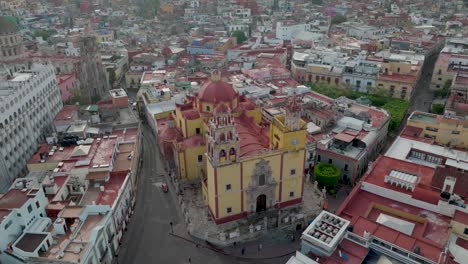 Aerial-footage-of-the-beautiful-colonial-city-of-Guanajuato-city,-Mexico