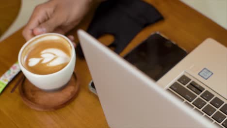 Enjoy-fresh-coffee-at-the-cafe