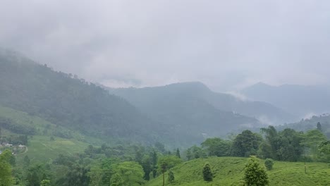 Vista-Brumosa-De-La-Montaña-Durante-El-Día-Desde-Un-ángulo-Plano.-El-Vídeo-Se-Toma-En-Darjeeling,-Bengala-Occidental,-India.