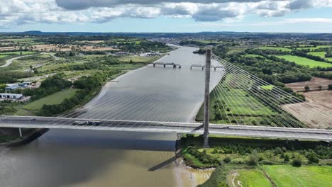 Establecimiento-De-Toma-De-Tráfico-Cruzando-Un-Nuevo-Puente-Sobre-El-Río-Suir-Waterford-Irlanda-En-Un-Día-De-Verano