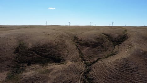 Aufschlussreiche-Drohnenaufnahme-Der-Windgeneratoren-Im-Westen-Kanadas-In-Der-Prärie