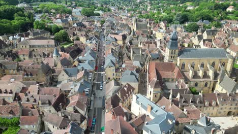 Aufsteigende-Drohne,-Luftaufnahme-Von-Sarlat-La-Caneda,-Dordogne,-Frankreich