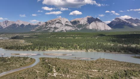Drohnenansicht-Des-Türkisfarbenen-Wassers-Des-North-Saskatchewan-River,-Der-Durch-Das-ökologische-Reservat-Kootenay-Plains-Und-Den-Berg-Fließt