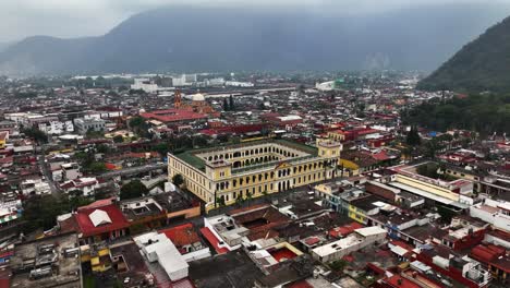 Aerial-view-rising-around-the-Palacio-municipal-de-Orizaba,-in-cloudy-Mexico