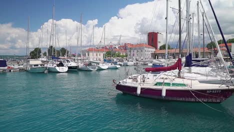 Atemberaubende-HD-Aufnahmen-Verschiedener-Boote-Und-Saliboote,-Die-Im-Yachthafen-Von-Koper-In-Slowenien-Anlegen