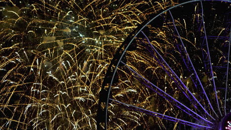 Buntes-Feuerwerk-An-Einem-Riesenrad,-Nachts-In-Chicago,-Illinois,-USA
