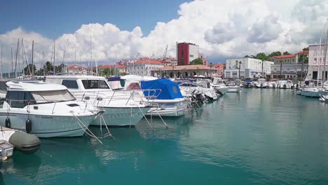 Atemberaubende-HD-Aufnahmen-Verschiedener-Boote-Und-Saliboote,-Die-Im-Yachthafen-Von-Koper-In-Slowenien-Anlegen