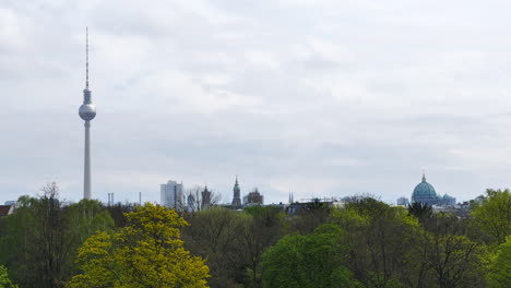 Berliner-Skyline-Mit-Dem-Berliner-Fernsehturm-Und-Der-Prächtigen-Kuppel-Der-Domkirche-Mit-Breiter-Statik