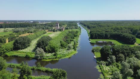 Luftdrohnenaufnahme-über-Einem-Naturpark,-Wasserkanal,-Verlassenem-Kastel-Der-Stadt-Almere,-Provinz-Flevoland,-Niederlande