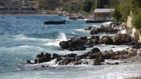 Schaumige-Wellen-Der-Adria-Brechen-Gegen-Die-Küste-Eines-Albanischen-Strandes