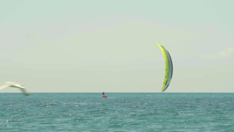Atemberaubende-HD-Aufnahmen-Vom-Kitesurfen-An-Der-Windigen-Und-Welligen-Adria-An-Der-Slowenischen-Küste
