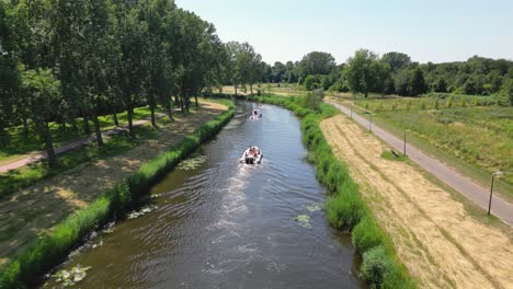 Luftdrohnenaufnahme-über-Einem-Naturpark,-Wasserkanal-Mit-Booten,-Der-Stadt-Almere,-Provinz-Flevoland,-Niederlande