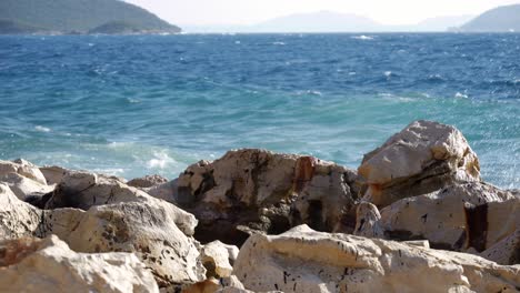 Nahaufnahme-Der-Wellen-Der-Adria,-Die-Gegen-Die-Küste-Eines-Albanischen-Strandes-Schlagen