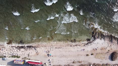 Filmischer-4K-Drohnenclip-über-Dem-Strand-Und-Den-Wellen,-Die-Sich-Ans-Ufer-Stürzen,-In-Plage-De-Carro,-Gemeinde-Martigues,-Frankreich
