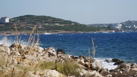Playa-Rocosa-De-Albania-Donde-Las-Espumosas-Olas-Azules-Del-Mar-Jónico-Chocan