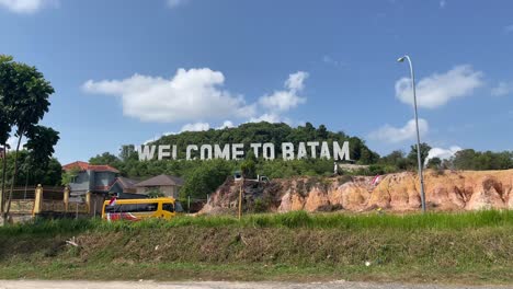 Ikonisches-Schild-Auf-Einem-Hügel,-Berühmt-Für-Fotoaufnahmen-Des-„Welcome-To-Batam“-Denkmals,-Indonesien