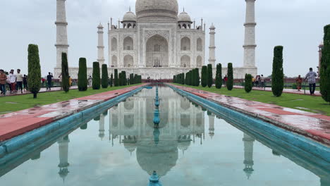 Tilt-up-shot-of-the-Taj-Mahal,-Agra,-Uttar-Pradesh,-India