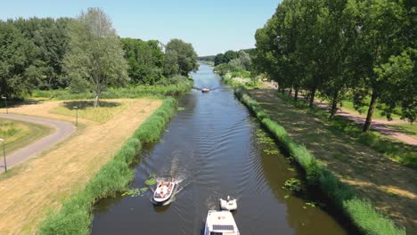 Drone-Aéreo-Disparado-Sobre-Un-Parque-Natural,-Canal-De-Agua-Con-Barcos,-De-La-Ciudad-De-Almere,-Provincia-De-Flevoland,-Países-Bajos