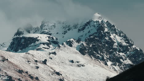 Nubes-Y-Niebla-Sobre-La-Montaña-Cubierta-De-Nieve-En-Invierno.