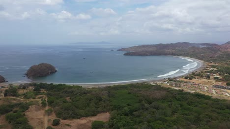 Wunderschöne-Luftdrohnenaufnahme-Des-Küstenmeeres-In-Panama
