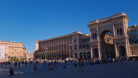Gente-Abarrotada-En-La-Plaza-Frente-A-La-Galería-Vittorio-Emanuele-II-En-Milán,-Italia