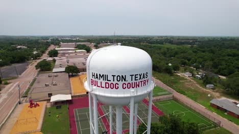 Luftaufnahmen-Eines-Wasserturms-In-Der-Stadt-Hamilton,-Texas