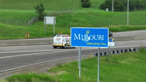 Missouri-Le-Da-La-Bienvenida-A-La-Señal-De-Tráfico-En-La-Frontera-Estatal