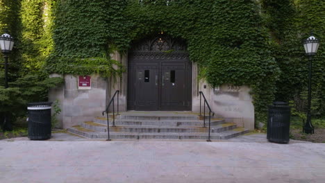 Entrance-to-the-Stuart-Hall-at-the-University-of-Chicago,-USA---pull-back,-drone-shot