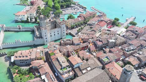 Monumentales-Scaliger-Schloss-Castello-Sirmione-Italien-Luftaufnahme