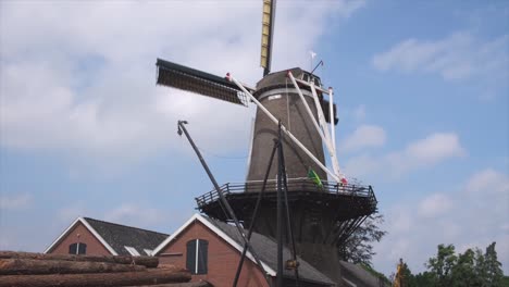 Traditionelle-Windmühle-In-Den-Niederlanden,-Die-Mit-Windkraft-Betrieben-Wird