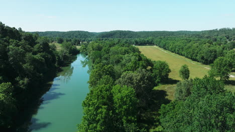 Ländliche-Naturlandschaft-Mit-Wald-Und-Fluss-In-Der-Nähe-Von-War-Eagle-Mill-In-Benton-County,-Arkansas