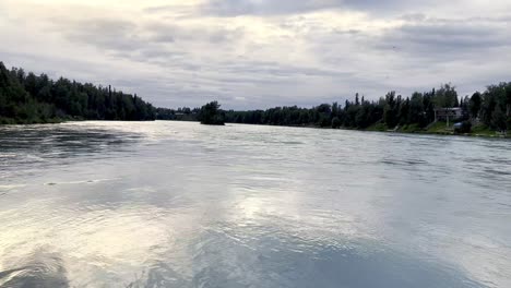 El-Río-Kenai-Fluye-En-Soldotna-Alaska.
