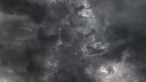 Una-Tormenta-Supercélula-Y-Nubes-Oscuras-En-El-Cielo
