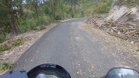 Motociclista-Montando-Bicicleta-En-Senderos-Forestales-Durante-El-Día-Desde-Un-ángulo-Plano