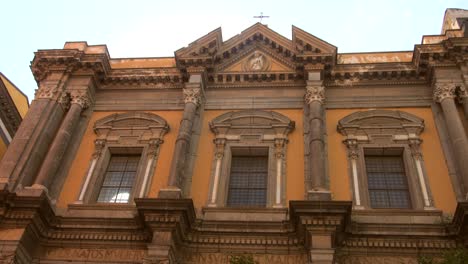 Captura-De-ángulo-Bajo-En-Un-Día-Soleado-De-Arquitectura-En-La-Ciudad-De-Nápoles-En-Italia
