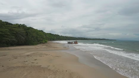 Tropischer-Sandstrand-Von-Manzanillo-In-Costa-Rica-Mit-Altem-Schiffswrack,-Luftaufnahme
