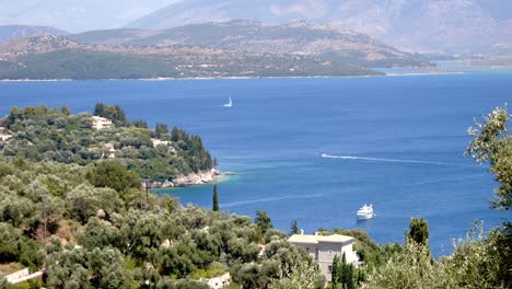 Blick-Auf-Yachten,-Die-Auf-Dem-Blauen-Wasser-Des-Ionischen-Meeres-In-Der-Nähe-Der-Insel-Korfu-Segeln