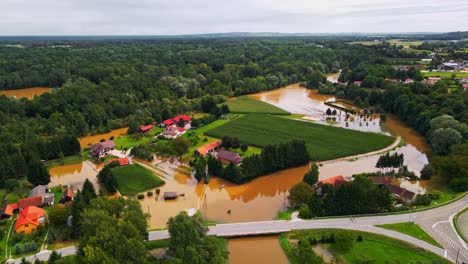 Schreckliche-4K-Drohnenaufnahmen-Aus-Der-Luft-Von-Den-Überschwemmungen-Im-August-In-Der-Slowenischen-Region-Pomurje