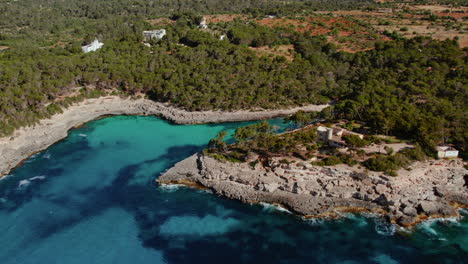 Vista-Panorámica-De-Acantilados-Rocosos-En-La-Playa-De-Caló-Des-Borgit-En-Mallorca,-España