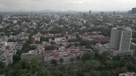 Hohe-Städtische-Überführung:-Dicht-Gedrängter-Stadtteil-La-Condesa-In-Mexiko-Stadt