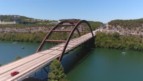 Push-in-drone-shot-of-the-Pennyback-Bridge-in-Austin,-Texas