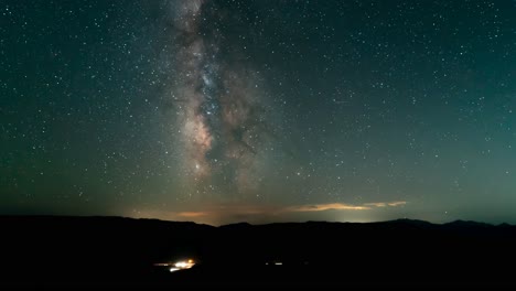 Lapso-De-Tiempo-De-La-Vía-Láctea-Durante-La-Lluvia-De-Meteoritos-De-Las-Perseidas-Sobre-El-Frente-De-Wasatch-En-Utah