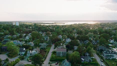 Luftaufnahme-Einer-Wohlhabenden-Vorstadt-Von-Jamestown,-Rhode-Island