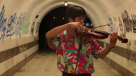 Un-Hombre-Emocional-Toca-El-Violín-En-La-Calle,-Un-Retrato-De-Un-Violinista,-Un-Hombre-Con-Un-Violín