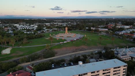 Memorial-De-Guerra-De-Fremantle-Con-Obelisco-Al-Atardecer-En-Australia