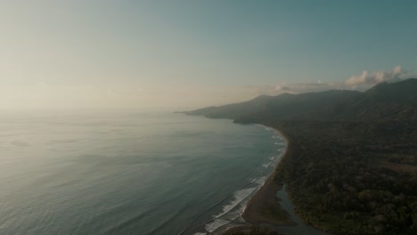 Atmósfera-Brumosa-En-La-Playa-Uvita-Cola-De-Ballena-En-Costa-Rica,-Centroamérica